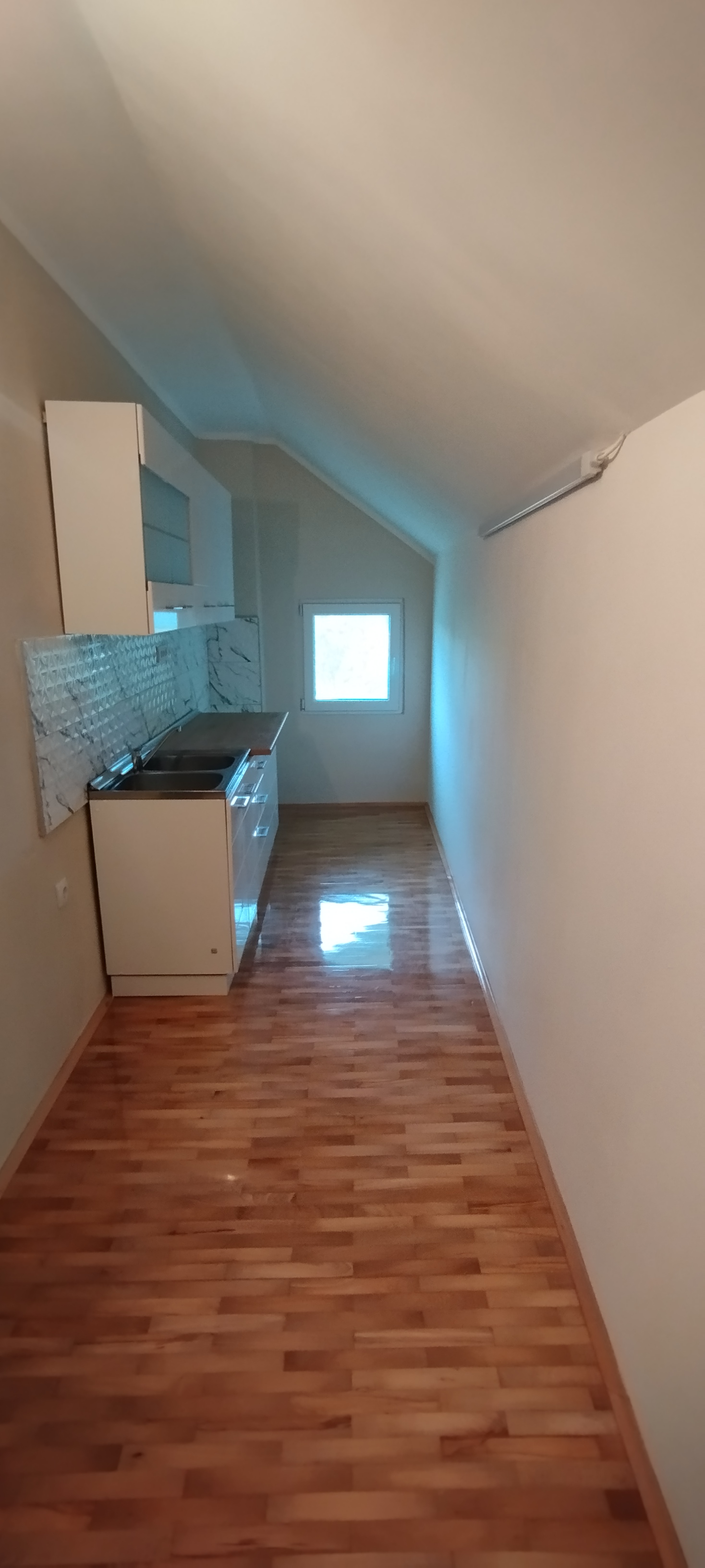 Izdajem gornji sprat kuce sa posebnim ulazom 3