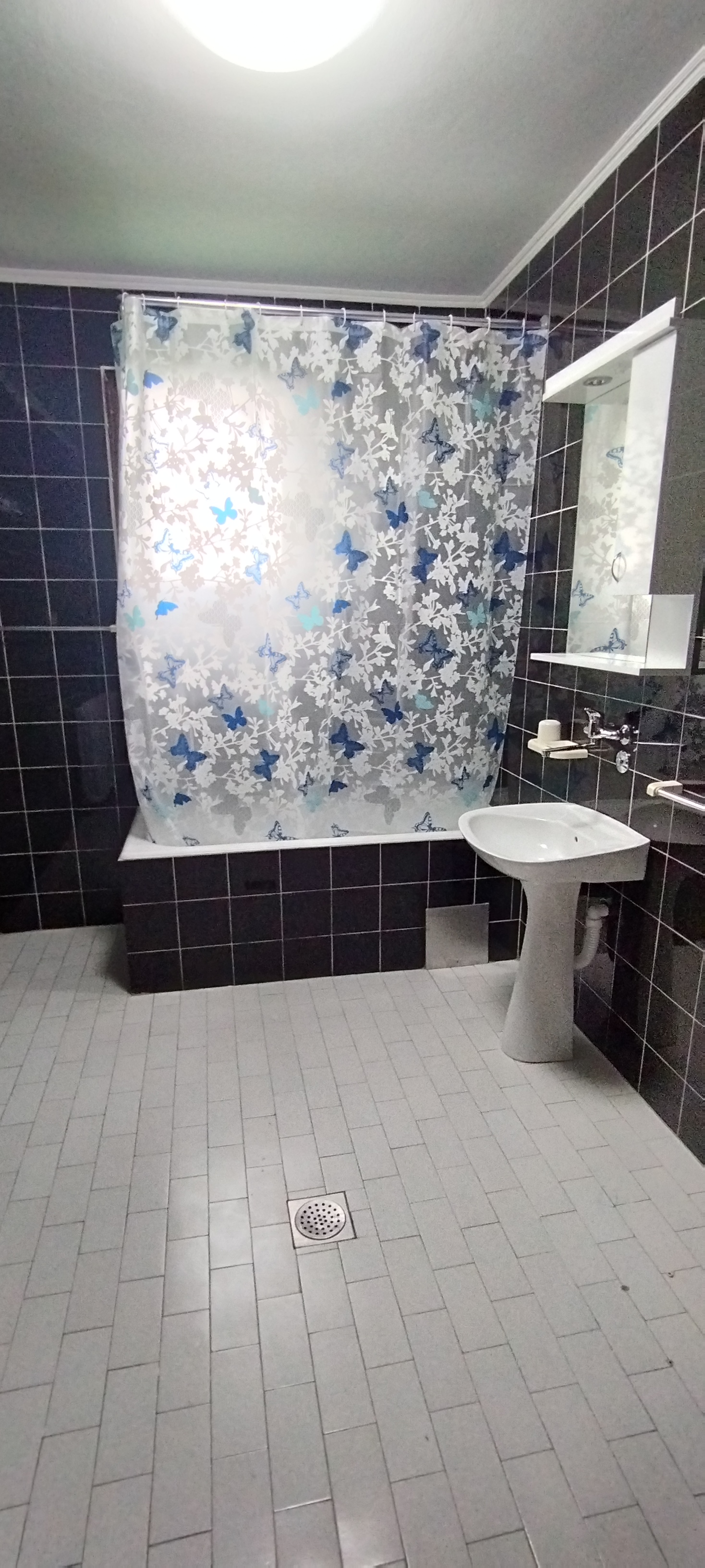 Izdajem gornji sprat kuce sa posebnim ulazom 2