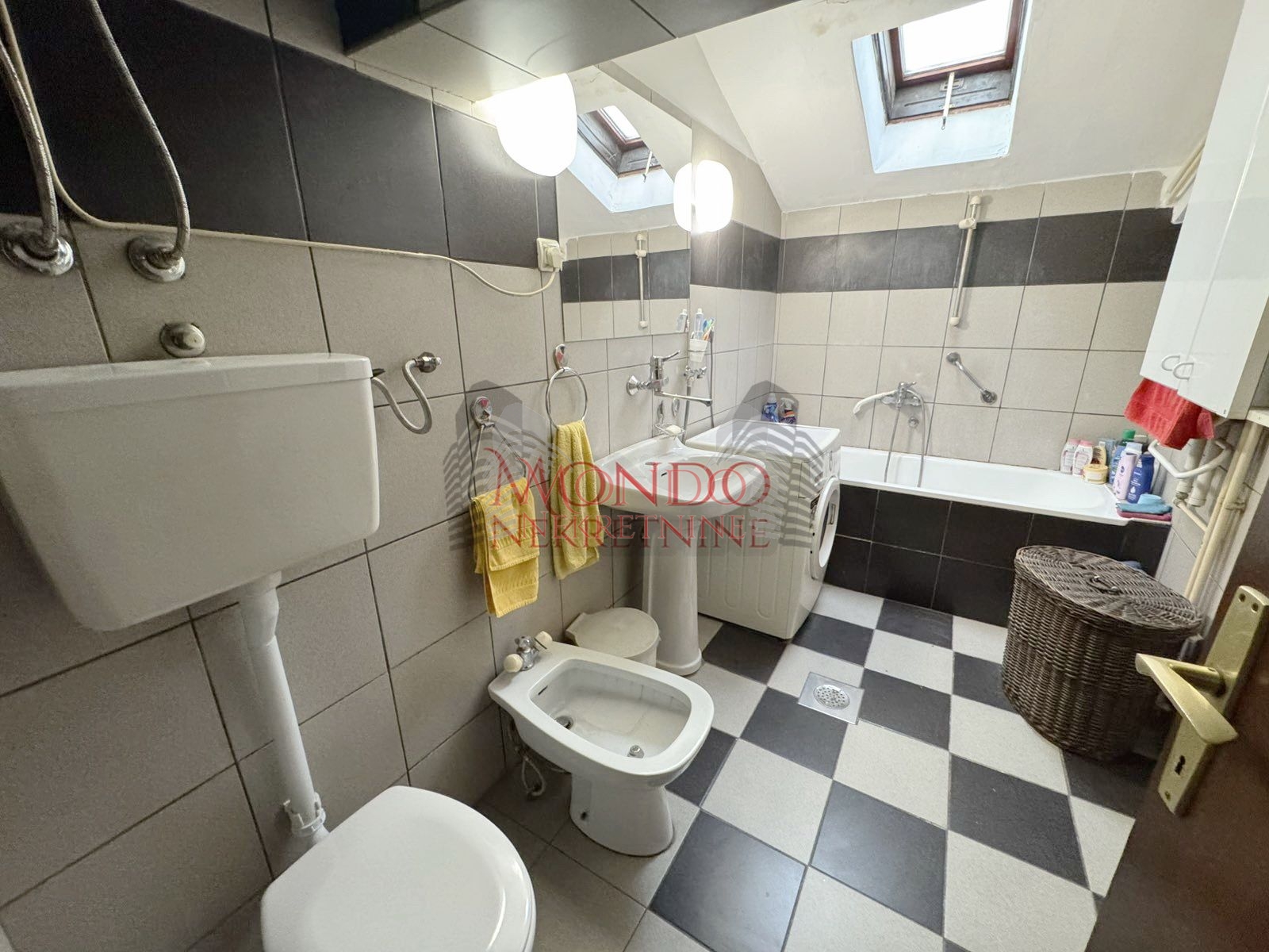 Trosoban stan na Bulevaru ul Blagoja Parovica kod Delte 15