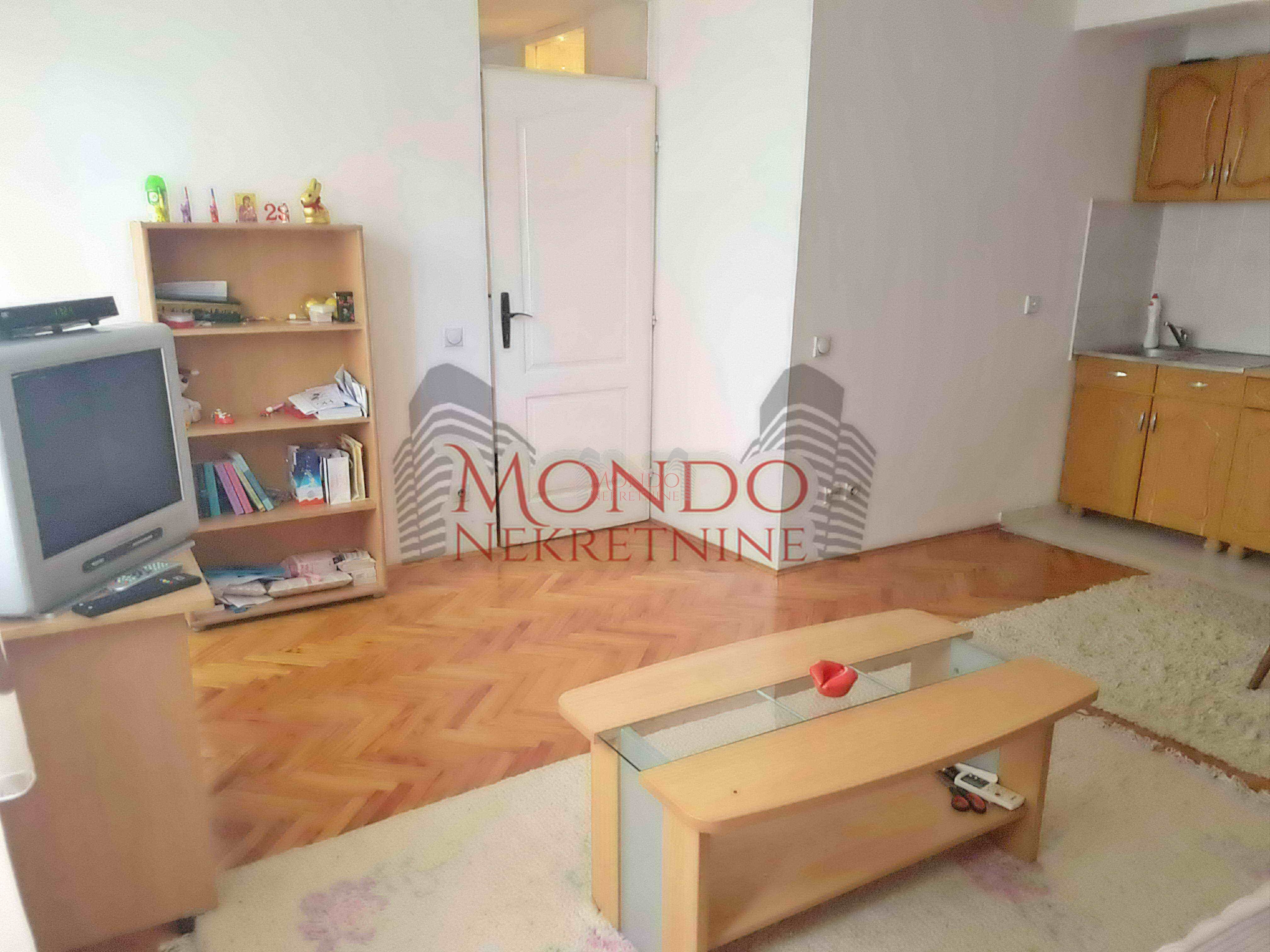 Dvosoban stan na Crvenom pevcu 4