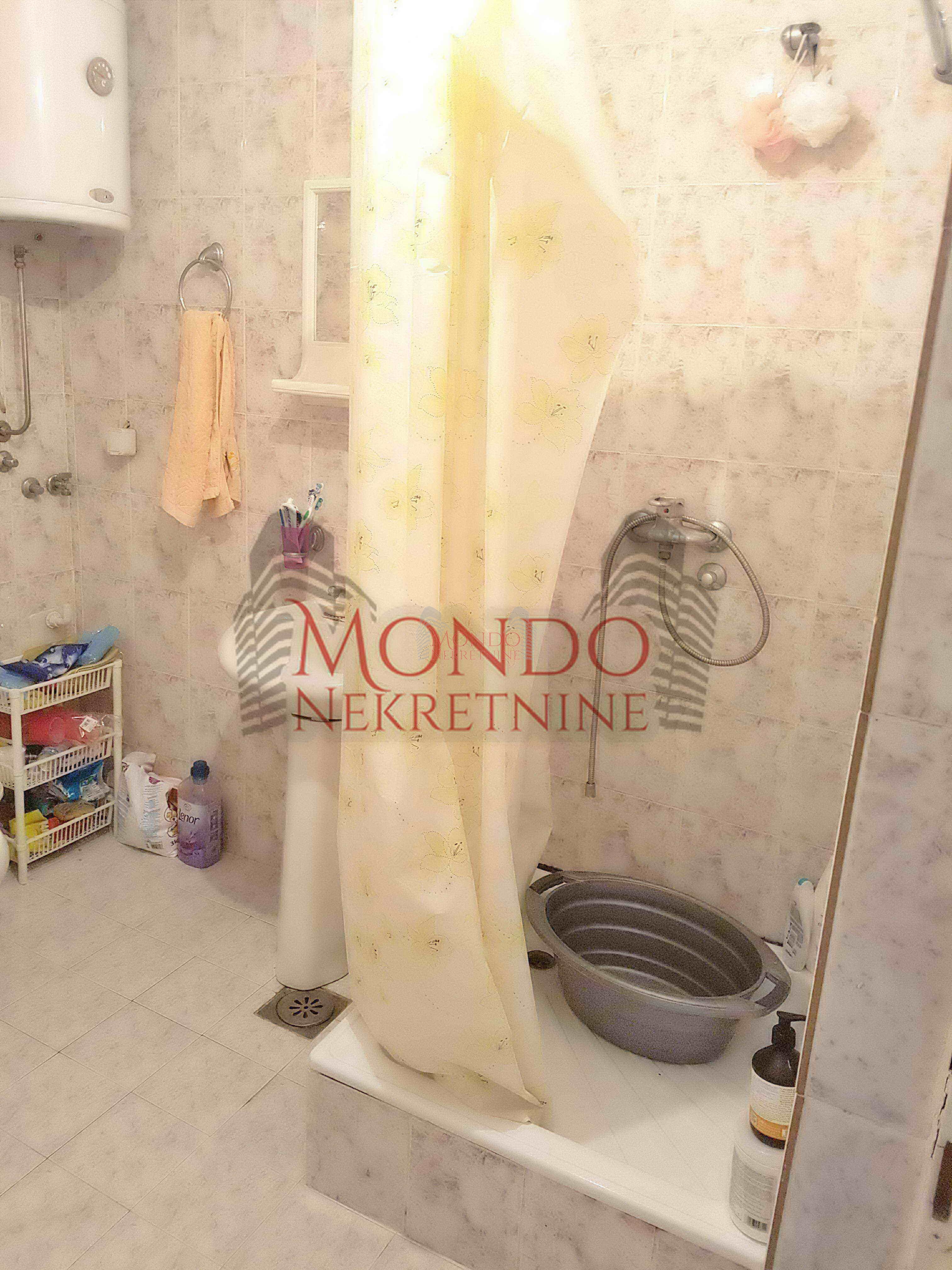 Dvosoban stan na Crvenom pevcu 9