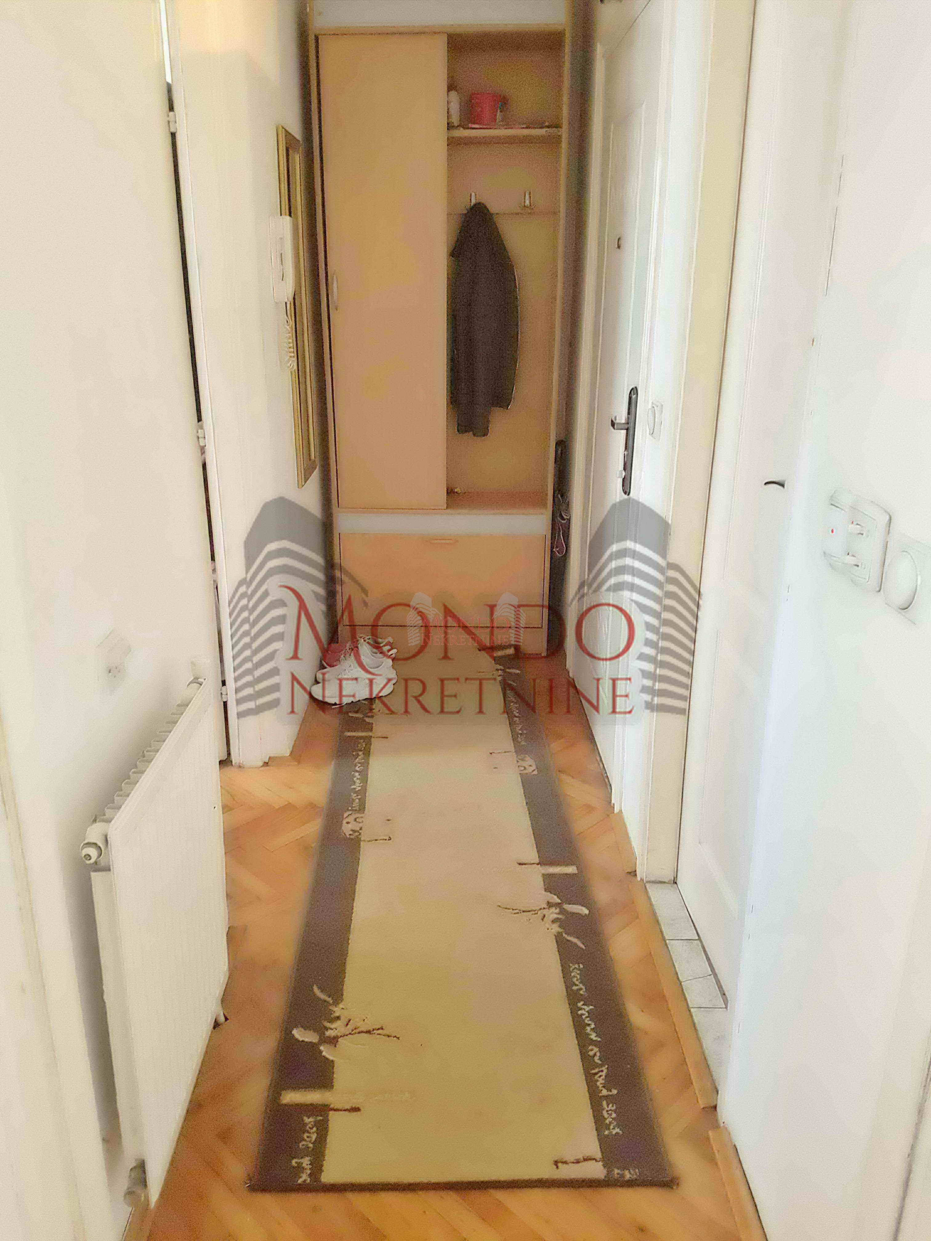 Dvosoban stan na Crvenom pevcu 5