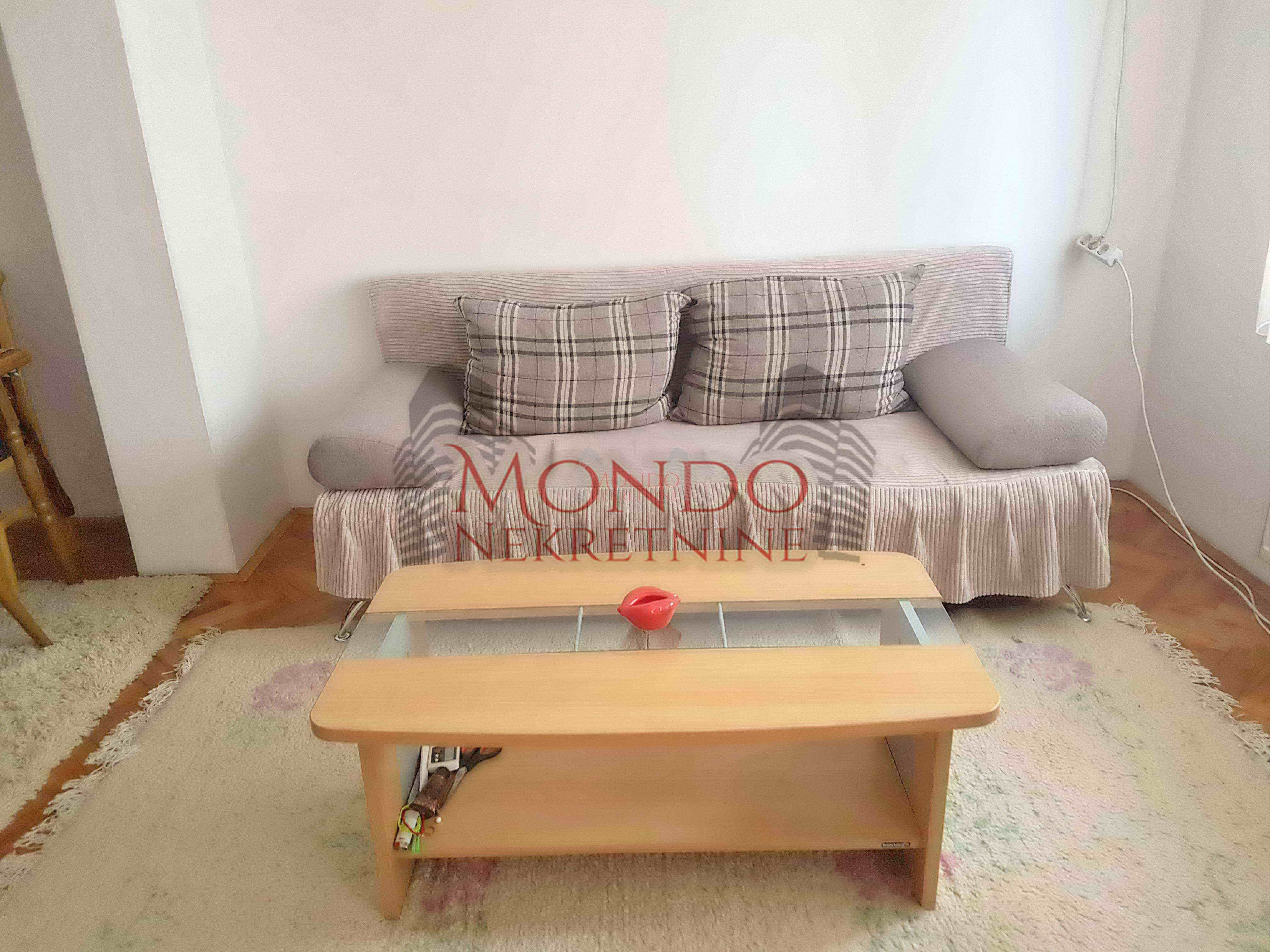 Dvosoban stan na Crvenom pevcu 3