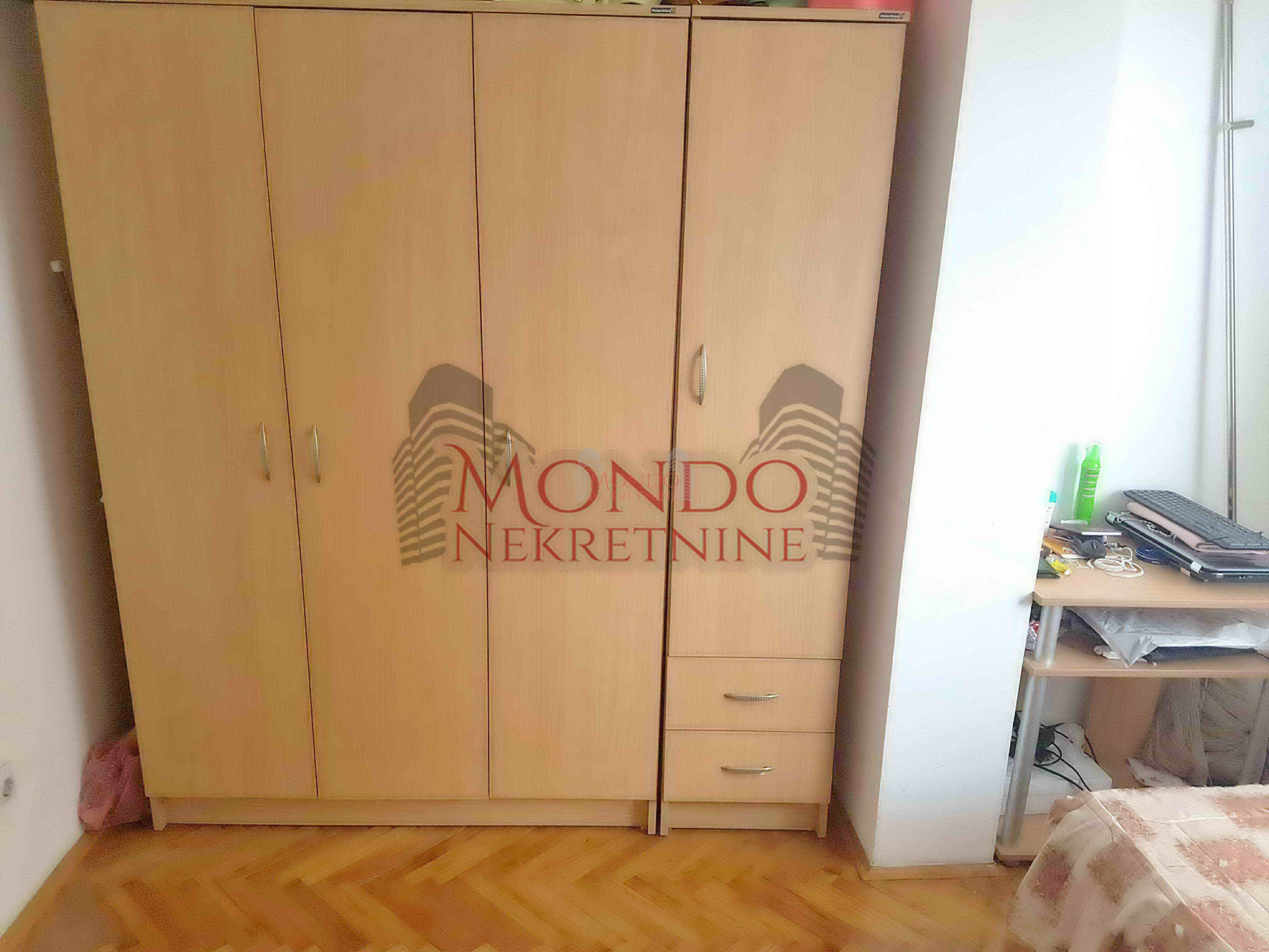 Dvosoban stan na Crvenom pevcu 8