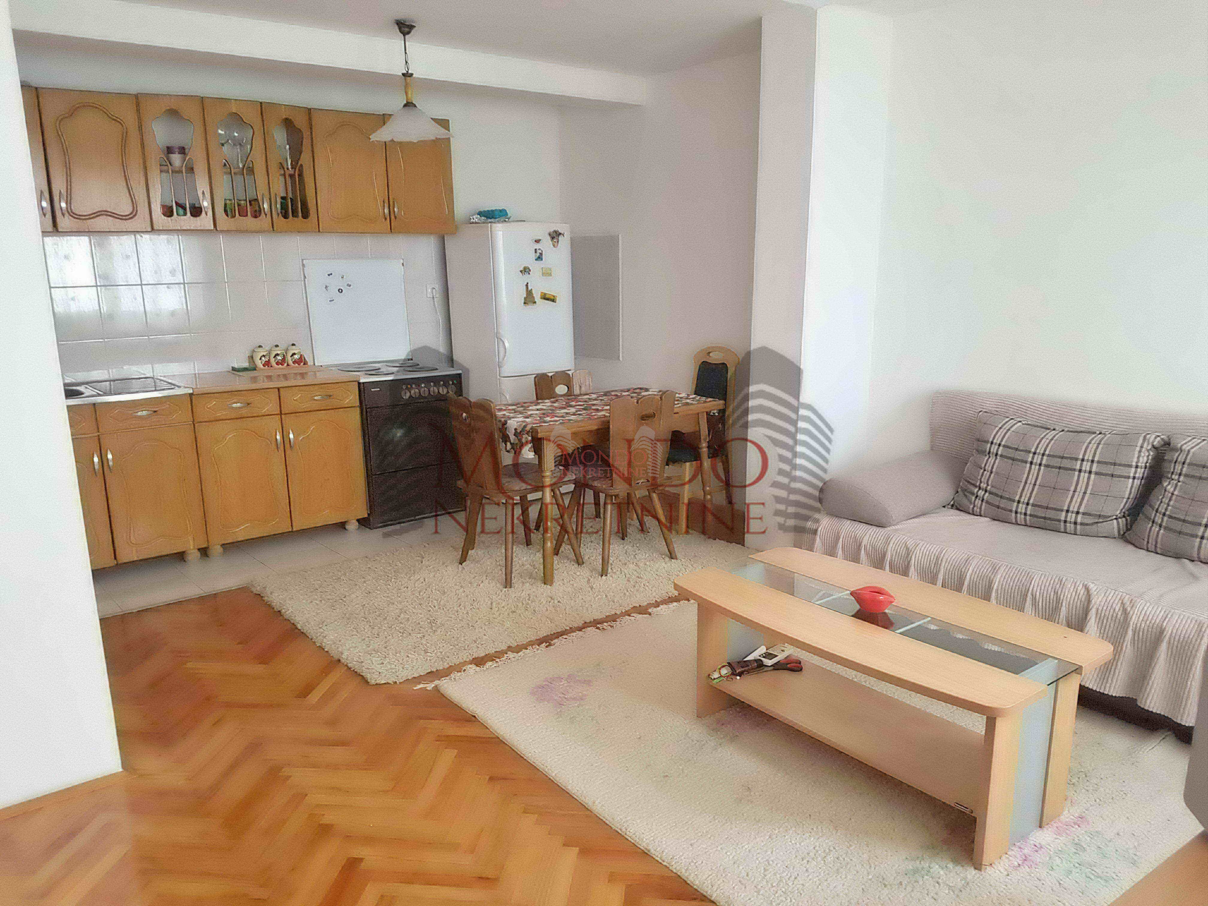 Dvosoban stan na Crvenom pevcu 1