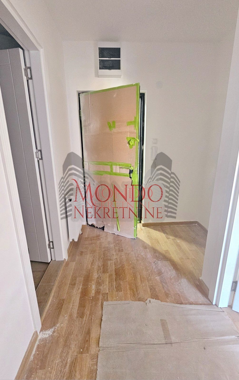  Nov jednoiposoban stan kod na Bulevaru Nemanjića 12