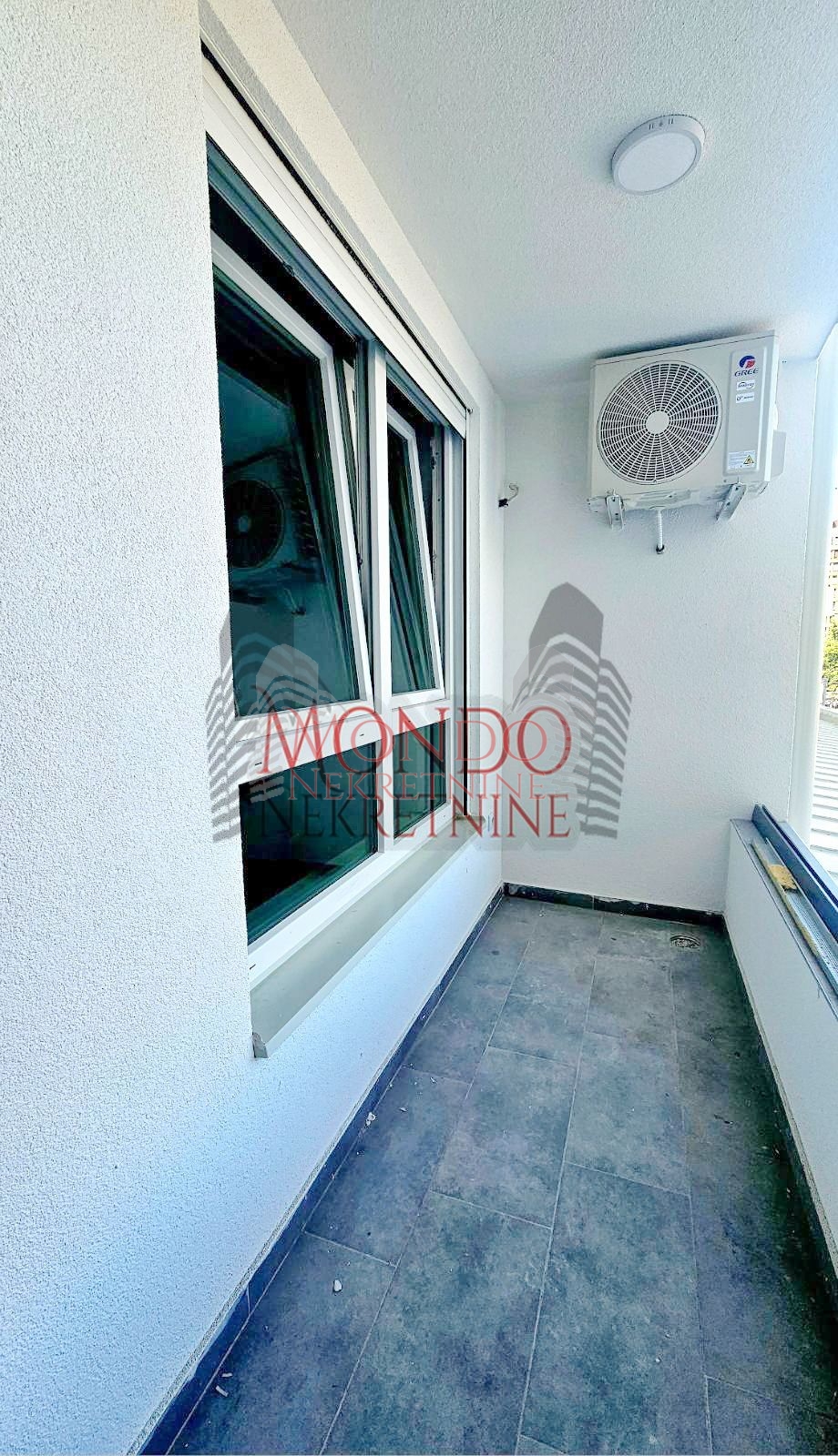  Nov jednoiposoban stan kod na Bulevaru Nemanjića 10