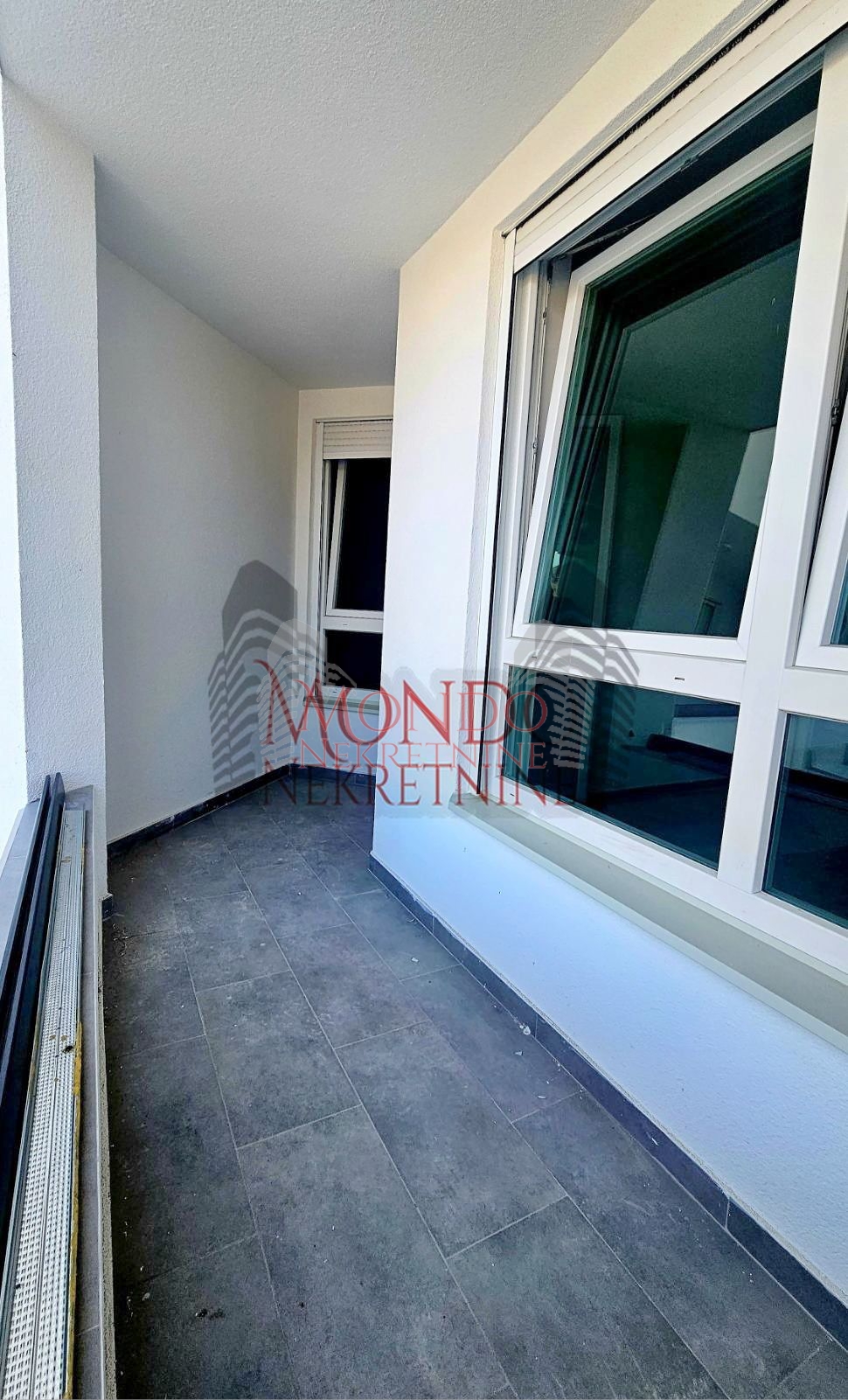  Nov jednoiposoban stan kod na Bulevaru Nemanjića 9