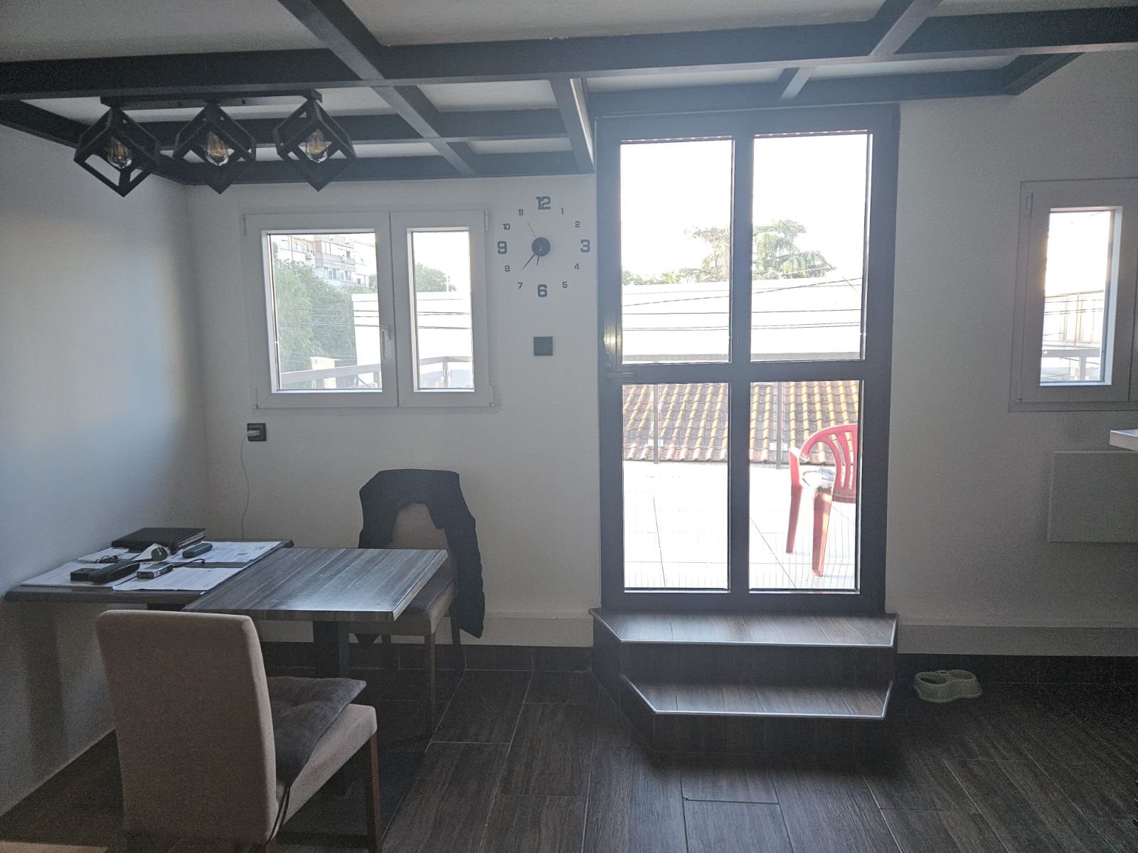 Stan sa velikom terasom  65 m2  Prvomajska Zemun 2