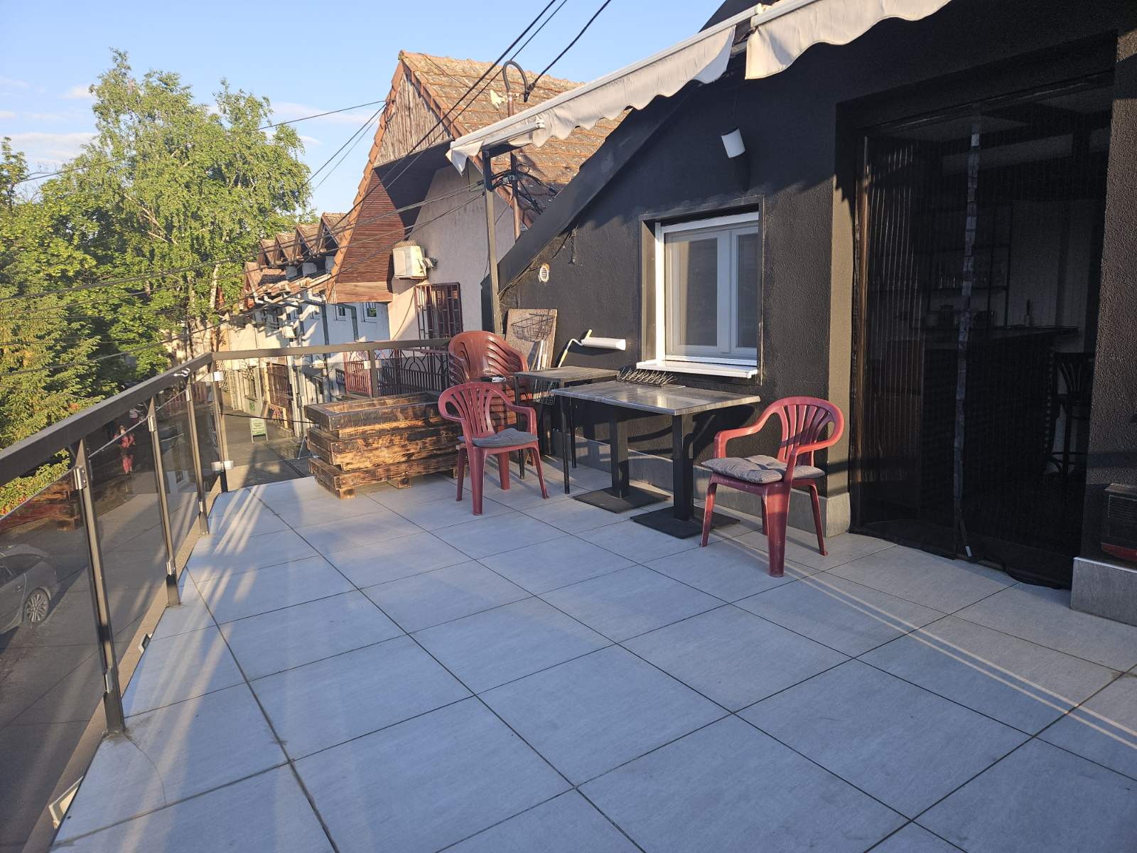 Stan sa velikom terasom  65 m2  Prvomajska Zemun 1