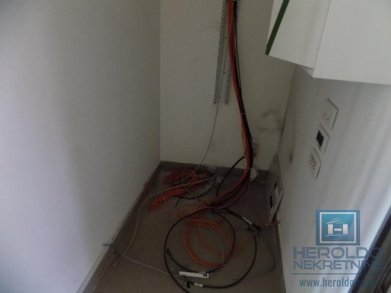 Izdaje se poslovna zgrada, cela ili po etažama 10