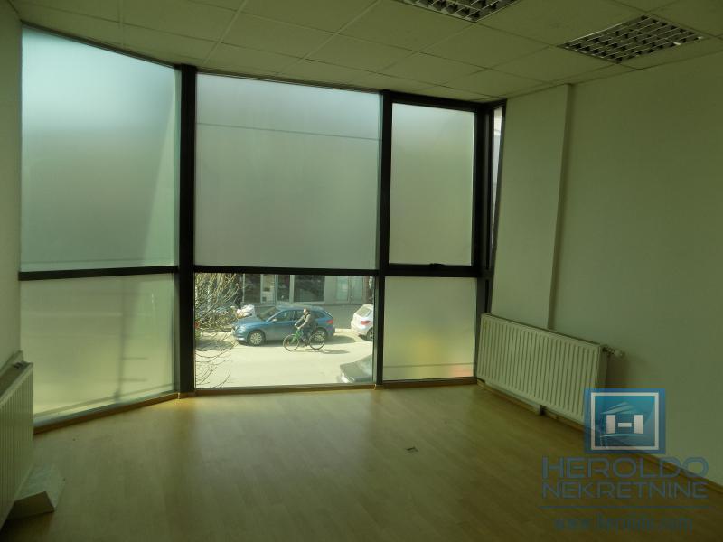 Izdaje se poslovna zgrada, cela ili po etažama 12