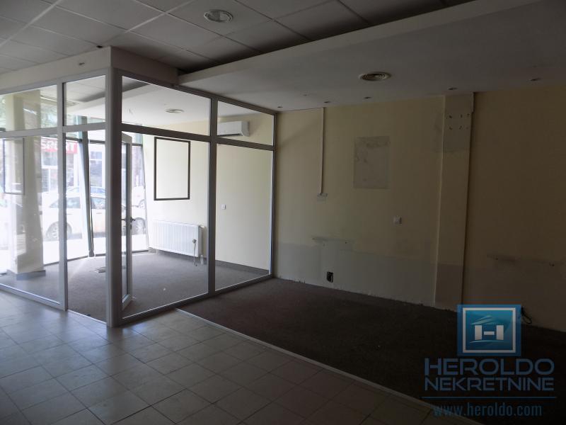 Izdaje se poslovna zgrada, cela ili po etažama 5