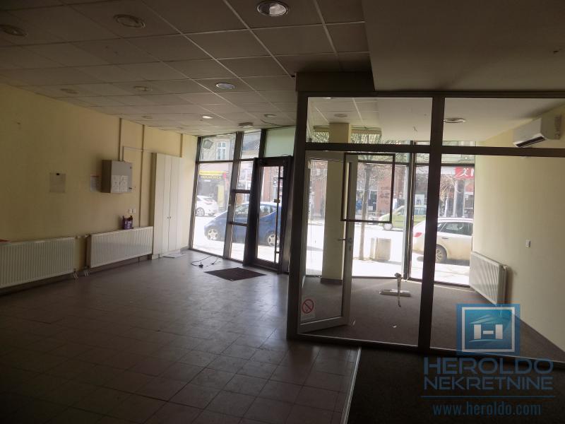 Izdaje se poslovna zgrada, cela ili po etažama 6