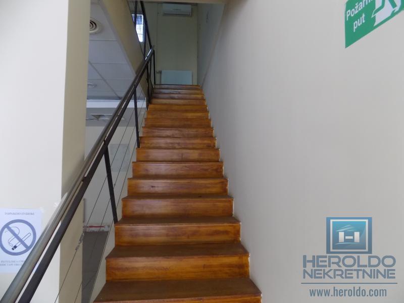 Izdaje se poslovna zgrada, cela ili po etažama 7