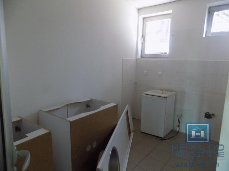 Izdaje se poslovna zgrada, cela ili po etažama 9