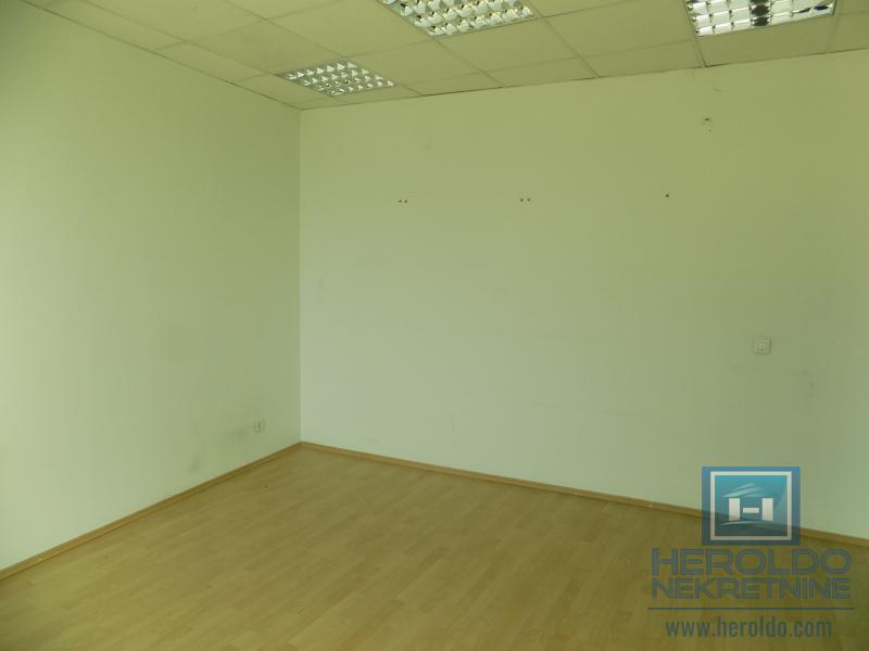 Izdaje se poslovna zgrada, cela ili po etažama 13