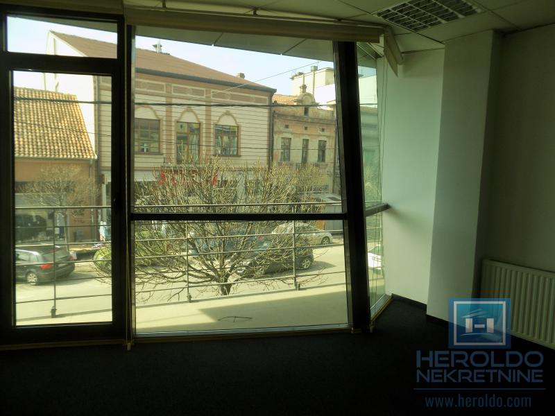 Izdaje se poslovna zgrada, cela ili po etažama 16