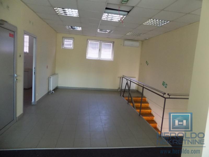 Izdaje se poslovna zgrada, cela ili po etažama 17