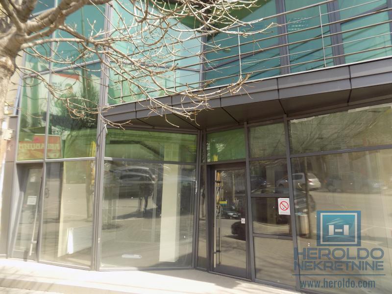 Izdaje se poslovna zgrada, cela ili po etažama 18