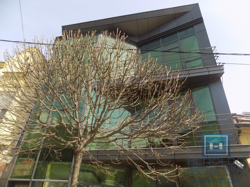 Izdaje se poslovna zgrada, cela ili po etažama 19