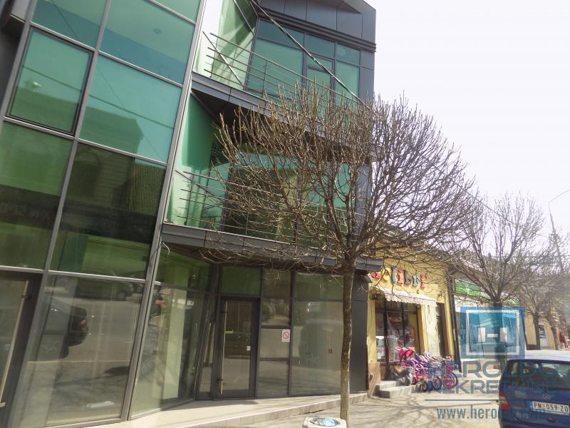 Izdaje se poslovna zgrada, cela ili po etažama 21