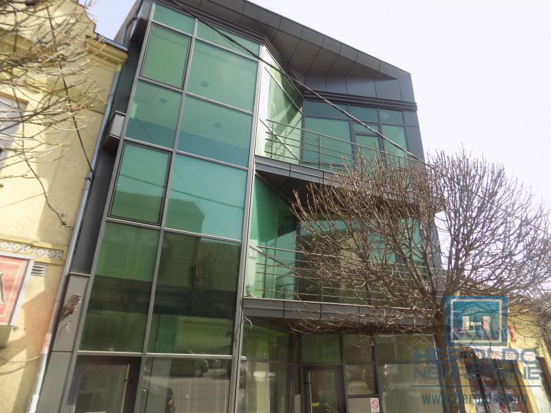 Izdaje se poslovna zgrada, cela ili po etažama 22