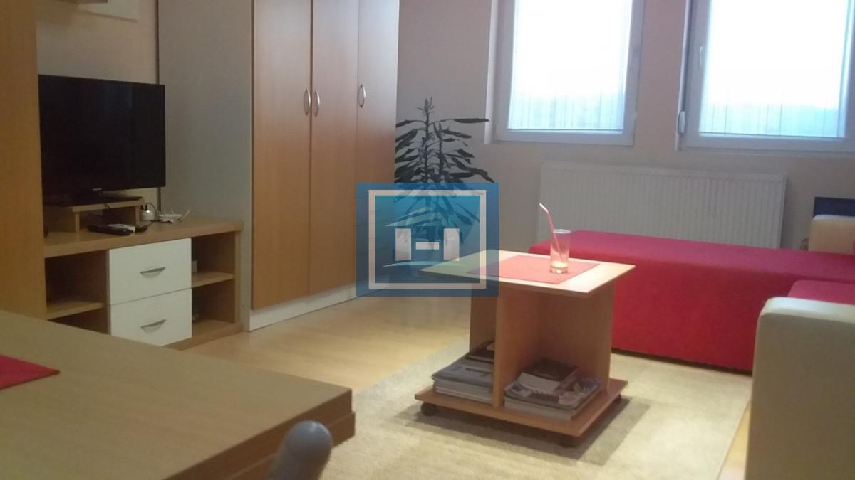 Odlična prilika! Stan u novijoj zgradi sa liftom, terasom i parkingom 1