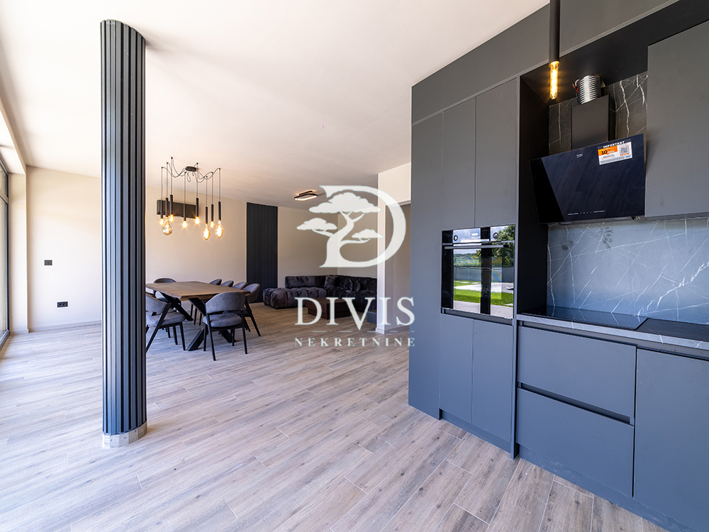 Prodajemo lux kuću sa bazenom na Kosmaju  216m2  14a placa 3