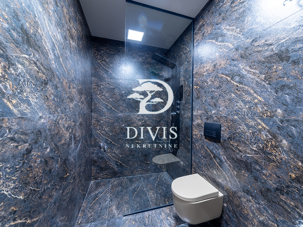 Prodajemo lux kuću sa bazenom na Kosmaju  216m2  14a placa 5