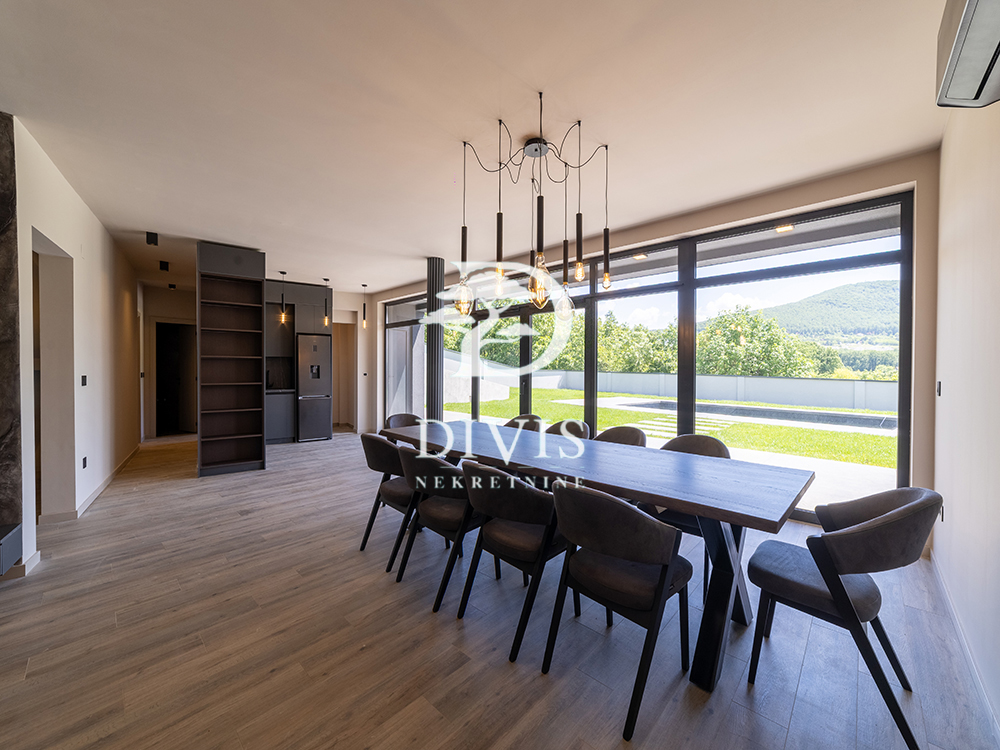 Prodajemo lux kuću sa bazenom na Kosmaju  216m2  14a placa 4