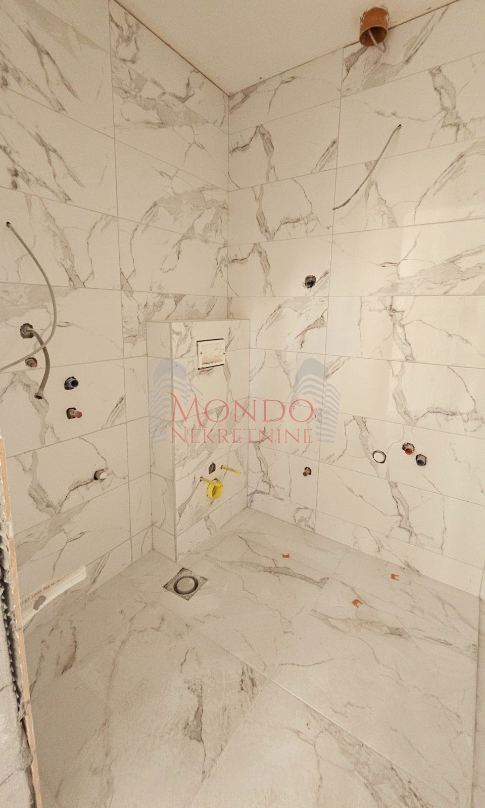 Troiposoban stan u novoj zgradi na Beverli Hilsu 7