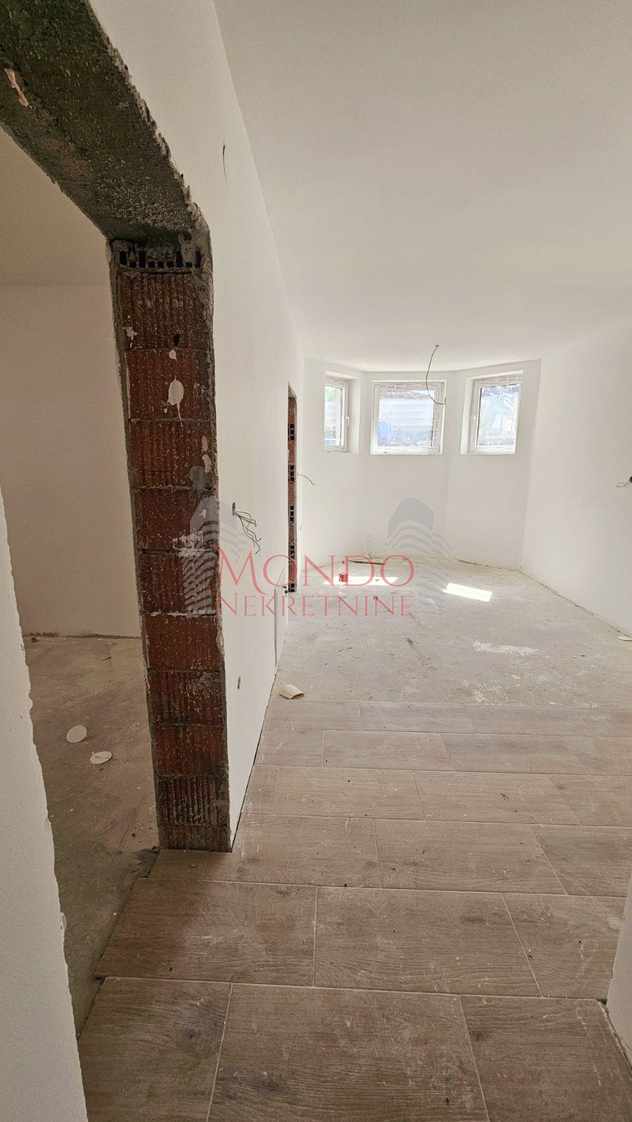 Troiposoban stan u novoj zgradi na Beverli Hilsu 10