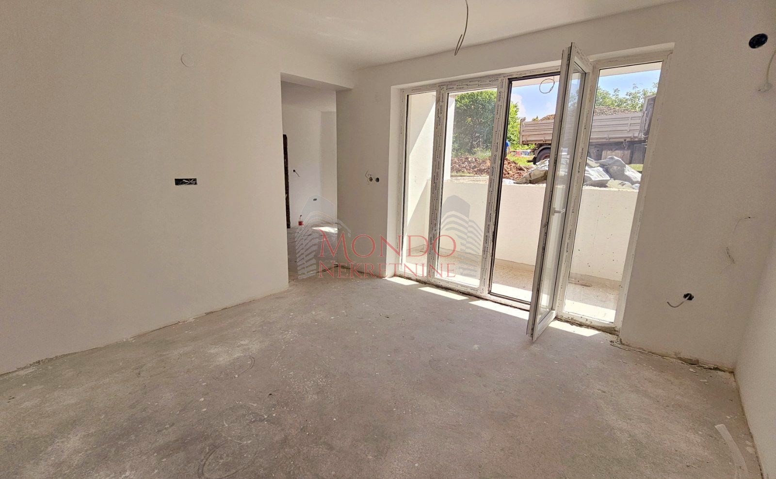 Troiposoban stan u novoj zgradi na Beverli Hilsu 4