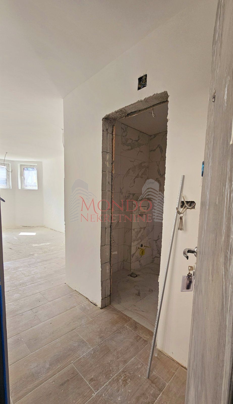 Troiposoban stan u novoj zgradi na Beverli Hilsu 9