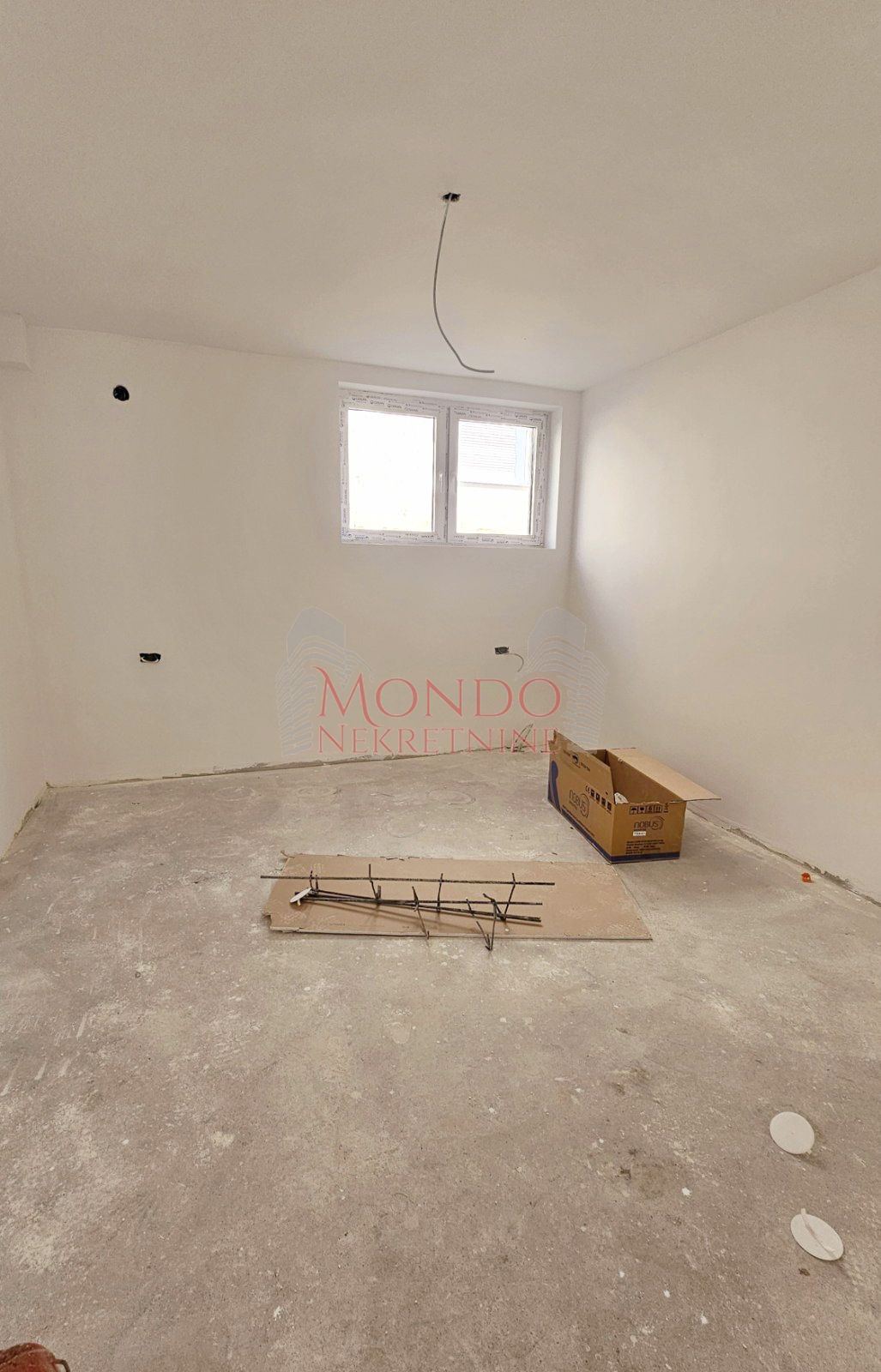 Troiposoban stan u novoj zgradi na Beverli Hilsu 8