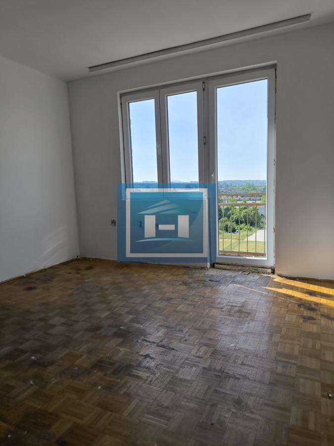 Idealna prilika! Stan sa terasom i pogledom u mirnom delu grada 1