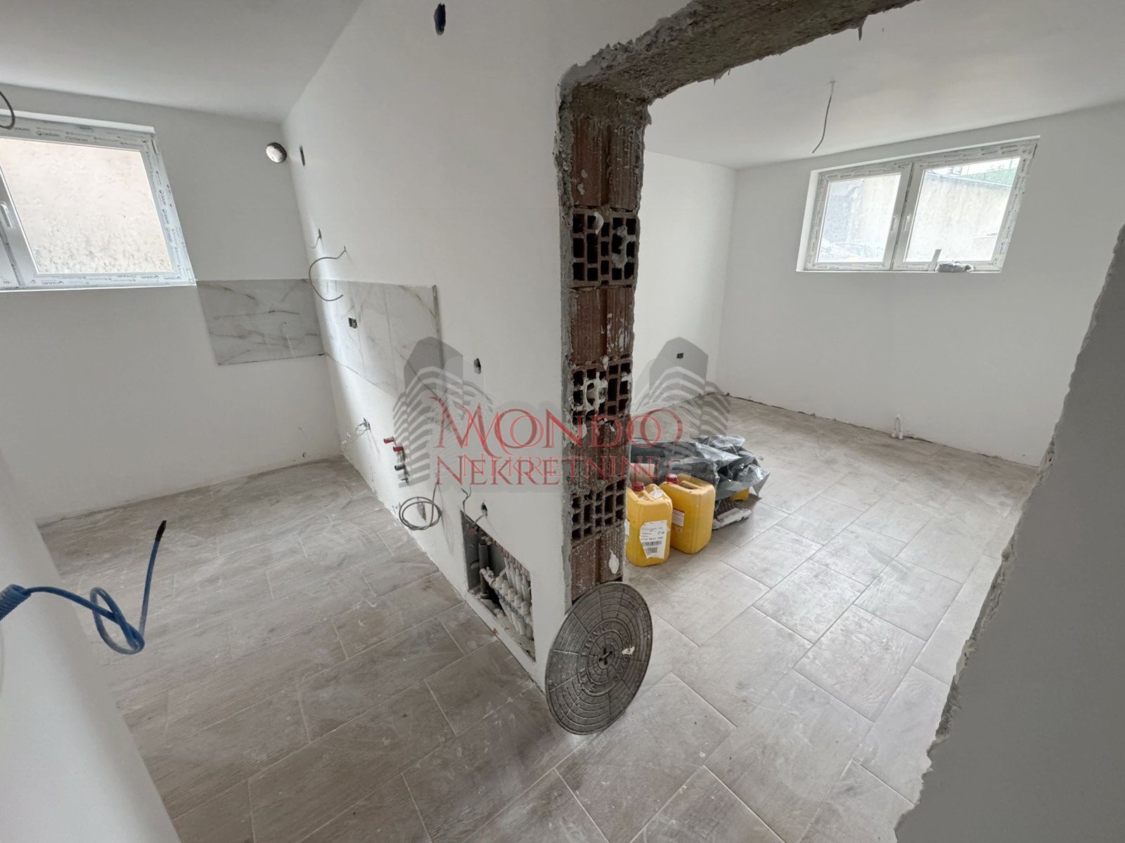 Dvoiposoban stan u novoj zgradi na Beverli Hilsu 4