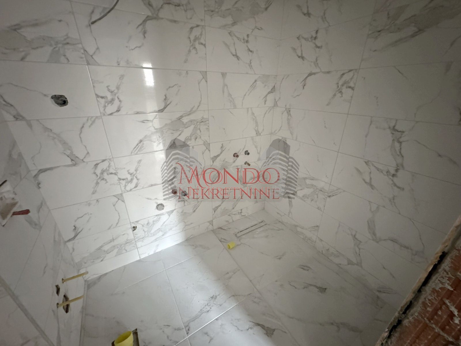 Dvoiposoban stan u novoj zgradi na Beverli Hilsu 8