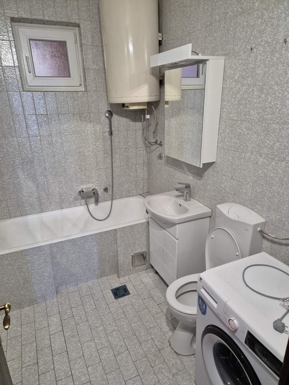 Prodajem kucu u Batajnici 5