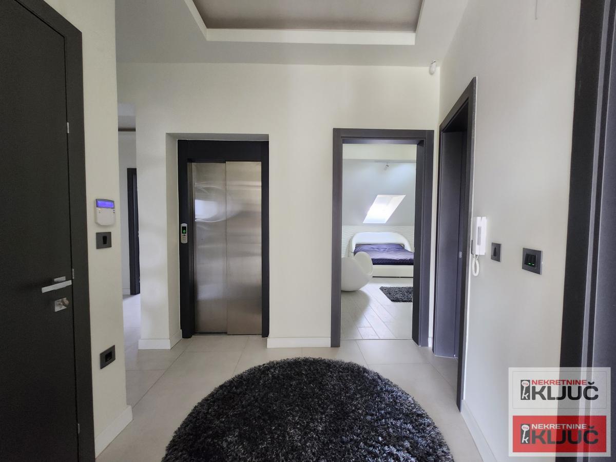 KOD ŽELEZNIČKE STANICE, 86m2-ukupne 140m2, Četvorosoban-Penthouse, Lux 10