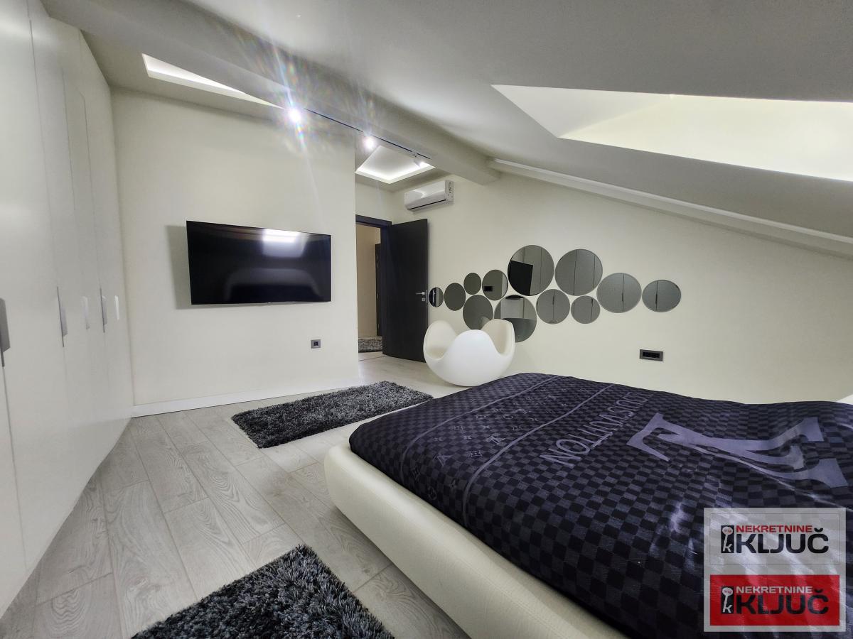 KOD ŽELEZNIČKE STANICE, 86m2-ukupne 140m2, Četvorosoban-Penthouse, Lux 17