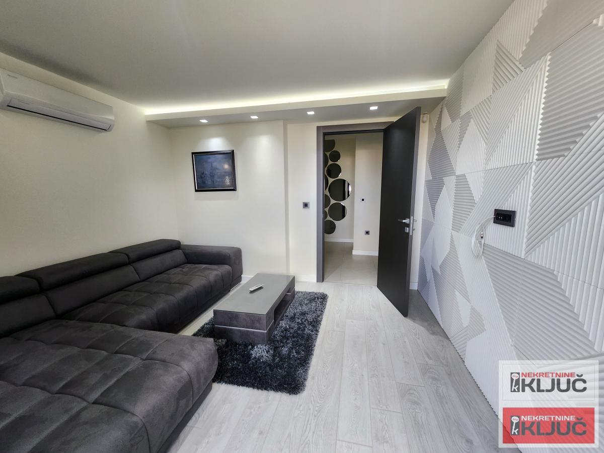 KOD ŽELEZNIČKE STANICE, 86m2-ukupne 140m2, Četvorosoban-Penthouse, Lux 19