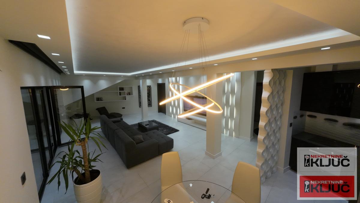 KOD ŽELEZNIČKE STANICE, 86m2-ukupne 140m2, Četvorosoban-Penthouse, Lux 1