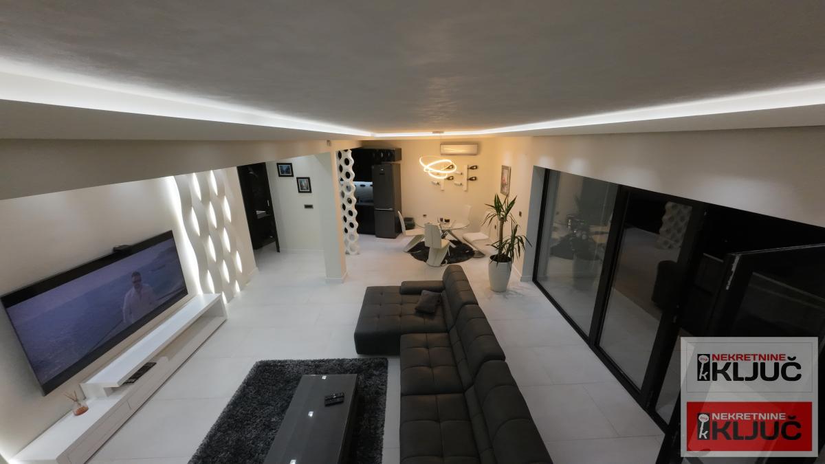 KOD ŽELEZNIČKE STANICE, 86m2-ukupne 140m2, Četvorosoban-Penthouse, Lux 2