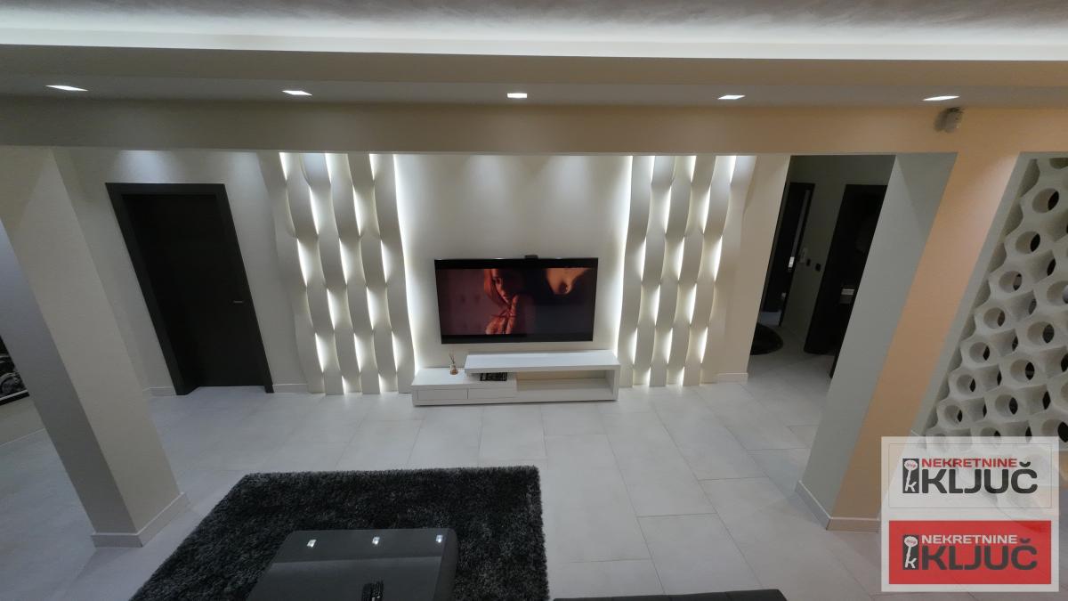 KOD ŽELEZNIČKE STANICE, 86m2-ukupne 140m2, Četvorosoban-Penthouse, Lux 3