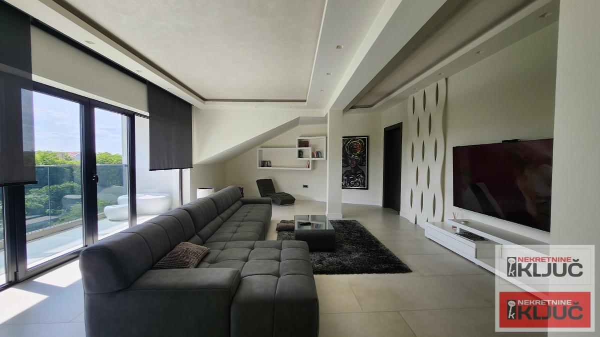 KOD ŽELEZNIČKE STANICE, 86m2-ukupne 140m2, Četvorosoban-Penthouse, Lux 4