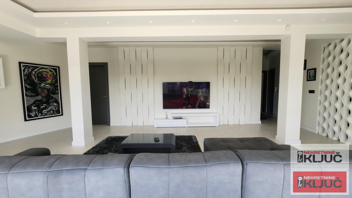 KOD ŽELEZNIČKE STANICE, 86m2-ukupne 140m2, Četvorosoban-Penthouse, Lux 5