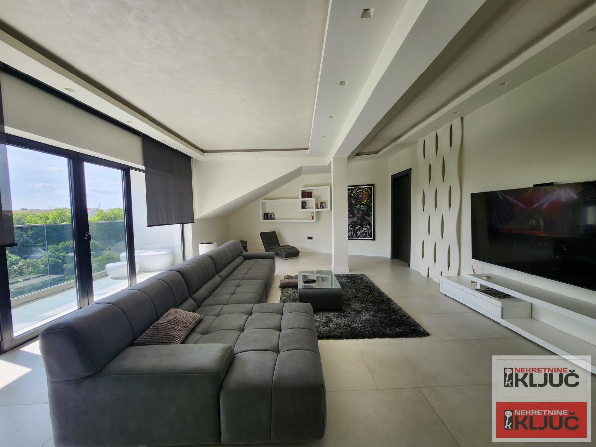 KOD ŽELEZNIČKE STANICE, 86m2-ukupne 140m2, Četvorosoban-Penthouse, Lux 7