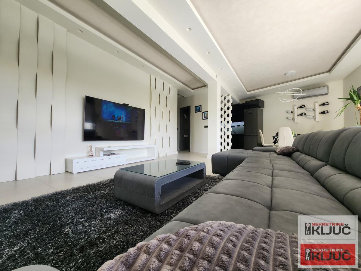 KOD ŽELEZNIČKE STANICE, 86m2-ukupne 140m2, Četvorosoban-Penthouse, Lux 8